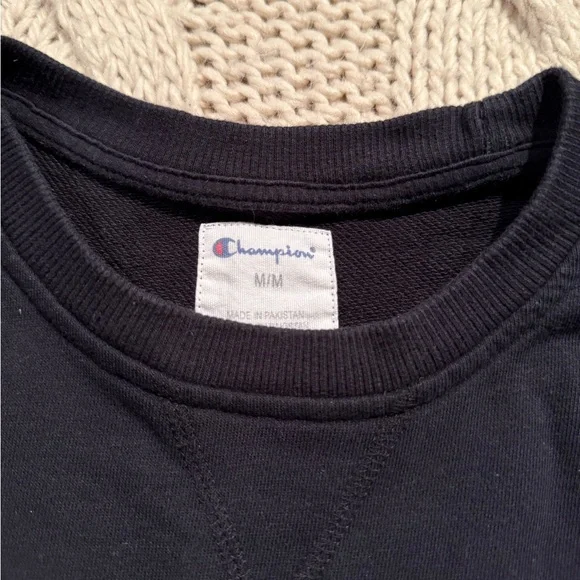 Champion men’s Black Crewneck sweatshirt - Picture 2 of 4